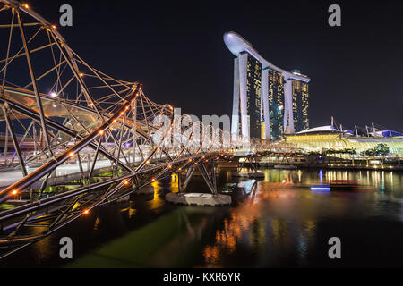 SINGAPORE - Ottobre 16, 2014: Marina Bay Sands e Helix Bridge al tramonto. Foto Stock