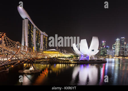 SINGAPORE - Ottobre 16, 2014: Marina Bay Sands e Helix Bridge al tramonto. Foto Stock