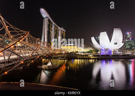 SINGAPORE - Ottobre 16, 2014: Marina Bay Sands e Helix Bridge al tramonto. Foto Stock