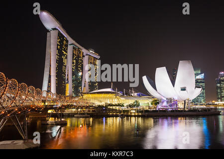 SINGAPORE - Ottobre 16, 2014: Marina Bay Sands e Helix Bridge al tramonto. Foto Stock