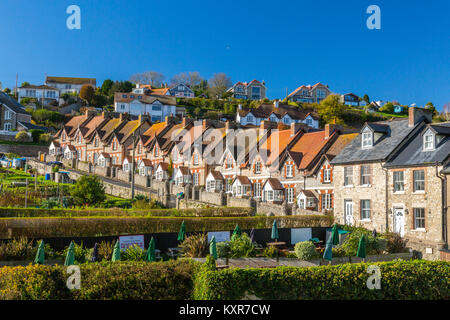 Corsia comune è una ripida collina rivestita con una terrazza di case identiche in birra alla Jurassic Coast, Devon, Inghilterra, Regno Unito Foto Stock