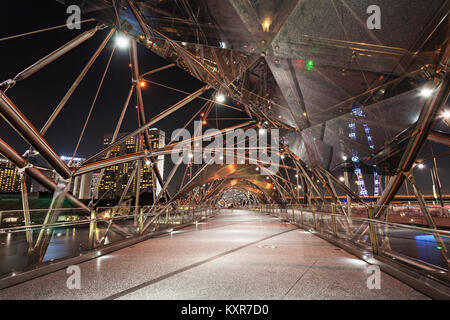 SINGAPORE - Ottobre 16, 2014: Helix Bridge è un ponte pedonale che collega Marina Centro con Marina Sud nell'area di Marina Bay a Singapore. Foto Stock