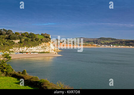 Guardando al di là del gesso e pietra arenaria rossa scogliere verso la città balneare di Seaton su Jurassic Coast, Devon, Inghilterra, Regno Unito Foto Stock