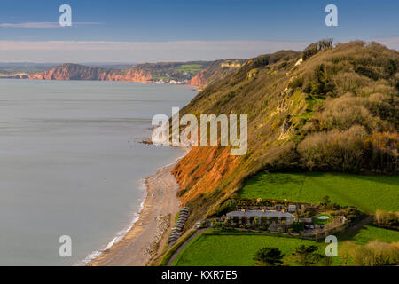 Guardando ad ovest dalla spiaggia di Branscombe verso le rosse scogliere di arenaria a Sidmouth su Jurassic Coast, Devon, Inghilterra, Regno Unito Foto Stock