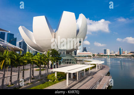 SINGAPORE - Ottobre 17, 2014: ArtScience Museum è una delle attrazioni di Marina Bay Sands, un resort integrato di Singapore. Foto Stock