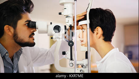 Il paziente o il cliente a lampada a fessura in corrispondenza all'ottico optometrista o ottico Foto Stock