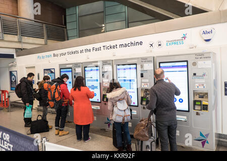 Passeggeri,viaggiatori,Manchester,Airport,treno stazione,,la stazione,trasporto,trasporto,hub,a,Manchester,Airport,l'Inghilterra,inglese,UK,U.K.,l'Europa, Foto Stock