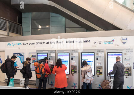 Passeggeri,viaggiatori,Manchester,Airport,treno stazione,,la stazione,trasporto,trasporto,hub,a,Manchester,Airport,l'Inghilterra,inglese,UK,U.K.,l'Europa, Foto Stock