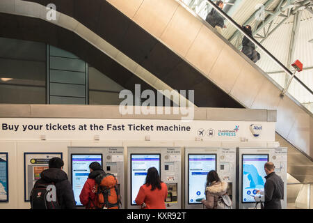 Passeggeri,viaggiatori,Manchester,Airport,treno stazione,,la stazione,trasporto,trasporto,hub,a,Manchester,Airport,l'Inghilterra,inglese,UK,U.K.,l'Europa, Foto Stock