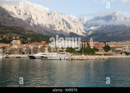 Città di Baska Voda sul Adriaic costa della Croazia ai piedi della montagna Biokovo Foto Stock