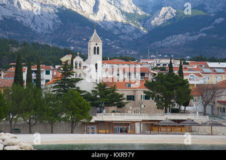 Città di Baska Voda sul Adriaic costa della Croazia ai piedi della montagna Biokovo Foto Stock