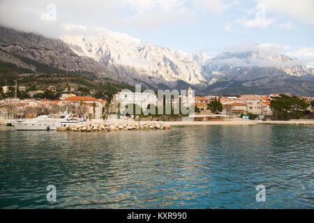 Città di Baska Voda sul Adriaic costa della Croazia ai piedi della montagna Biokovo Foto Stock