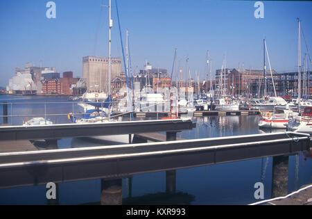 Il cambiamento di uso del suolo disindustrializzazione nella darsena del Port Harbour area, Ipswich, Suffolk, Inghilterra, Regno Unito degli anni novanta Foto Stock