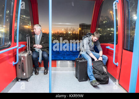 I viaggiatori,viaggiare,a,driverless,,navetta treno,a,Birmingham International,Airport,da Birmingham International,treno stazione,,l'Inghilterra,UK,U.K., Foto Stock