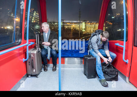 I viaggiatori,viaggiare,a,driverless,,navetta treno,a,Birmingham International,Airport,da Birmingham International,treno stazione,,l'Inghilterra,UK,U.K., Foto Stock