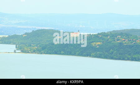 Sulla penisola di Tihany al Lago Balaton con Abbazia di Tihany Foto Stock