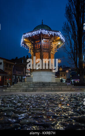 Sebilj nel quartiere Bacarsija, Sarajevo di notte, Bosnia Erzegovina Foto Stock