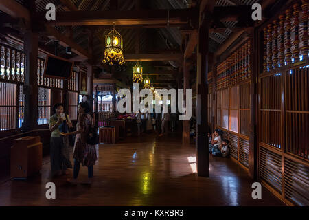 KANDY, SRI LANKA - Novembre 2013: Tempio del dente Foto Stock