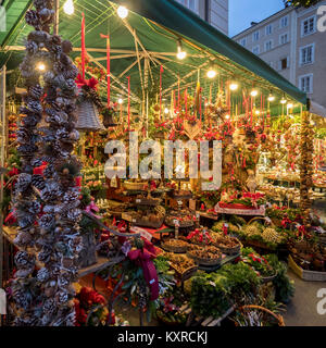 SALISBURGO, AUSTRIA - 05 DICEMBRE 2017: Mercatino di Natale di Salisburgo (Salzburger Christkindlmarkt) in fuga Foto Stock