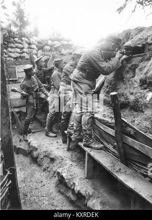 Una fotografia storica che mostra i soldati di cavalleria francesi in trincea durante la prima guerra mondiale, illustrando l'uso di cavalli per la ricognizione e il supporto logistico nella prima guerra di trincea. Foto Stock