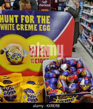 Cadbury bianco crema per la ricerca delle uova di vincere il premio lascia qualche scorporato e lasciato nella casella nei negozi Foto Stock