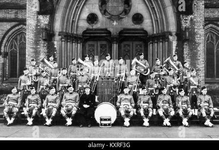 Questa immagine mostra la 48th Highlanders Band of Canada nel 1910, con musicisti in uniforme che si esibiscono con strumenti di ottoni e percussioni. Foto Stock
