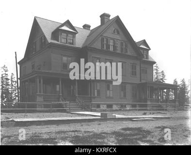 La fotografia datata 19 maggio 1900 mostra gli alloggi dei capitani a Fort Lawton nello Stato di Washington, USA, un duplex di ufficiali a due piani e mezzo costruito su una fondazione in pietra arenaria e mattoni come parte del posto dell'esercito costruito intorno al 1899-1900. Foto Stock