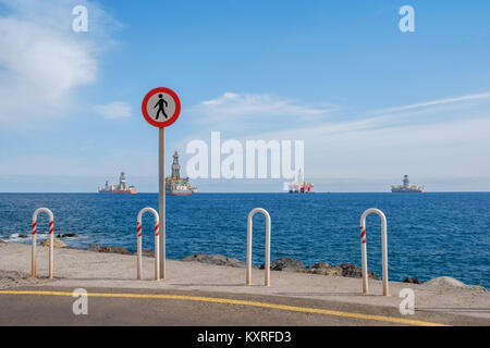 Nessun segno di trasgressione alla fine della strada con sfondo oceano, di perforazione offshore di navi e di piattaforma su orizzonte Foto Stock