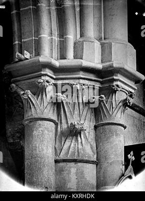 Studia le immagini della cattedrale di Meaux in Francia concentrandoti sui capitelli scolpiti come parte della sua architettura gotica. Foto Stock