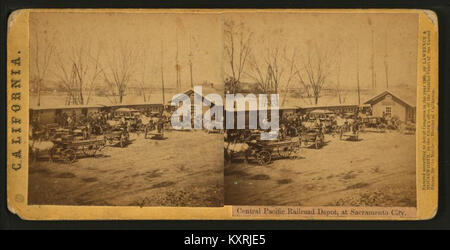 Questa fotografia storica mostra il deposito della Central Pacific Railroad a Sacramento City, catturato da Lawrence e Houseworth. Offre uno sguardo sulle infrastrutture di trasporto durante la fine del XIX secolo, un momento chiave nella storia americana. Foto Stock