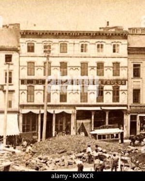 Una fotografia del 1895 che mostra il cantiere del Municipio di Quebec (Hôtel de Ville de Québec). L'immagine cattura i lavoratori, le impalcature e la struttura in corso, illustrando le tecniche costruttive della fine del XIX secolo. Foto Stock