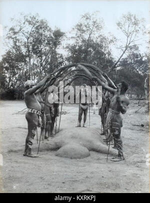 Fotografia di Charles Kerry che raffigura una cerimonia aborigena Bora nel 1898, che mostra partecipanti, strutture rituali e pratiche culturali in Australia. Foto Stock