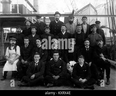 Equipaggio sul ponte della British quattro-masted corteccia ALICE A LEIGH, Washington, ca 1900 (HESTER 717) Foto Stock