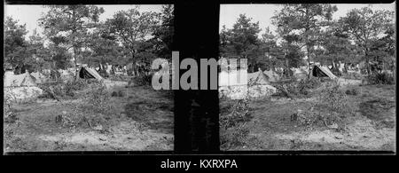 Una fotografia storica che mostra il campo del 7th Artillery Regiment a Cuperly, in Francia, durante la prima guerra mondiale. L'immagine documenta l'organizzazione militare, l'equipaggiamento e la vita quotidiana sul campo. Foto Stock