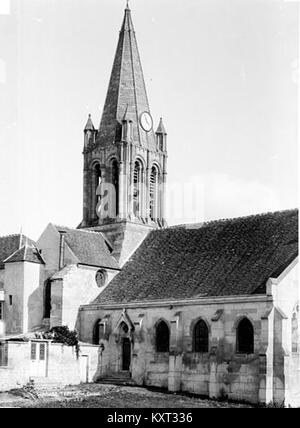 Fotografia della facciata nord e del campanile della chiesa di Saint-Maclou a Conflans-Sainte-Honorine, Francia. L'immagine mette in evidenza elementi architettonici gotici e dettagli della struttura medievale della chiesa. Foto Stock