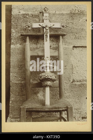Eglise Saint-Pierre d'Avensan, situata nel sud-ovest della Francia, è una storica chiesa romanica documentata da J.-A. Brutte. La chiesa riflette l'architettura religiosa medievale e l'artigianato regionale. Foto Stock
