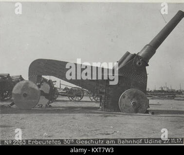 Catturato un cannone pesante da 30,5 cm nella stazione ferroviaria di Udine il 27 novembre 1917, catturato dalle forze austro-ungariche durante la prima guerra mondiale Foto Stock