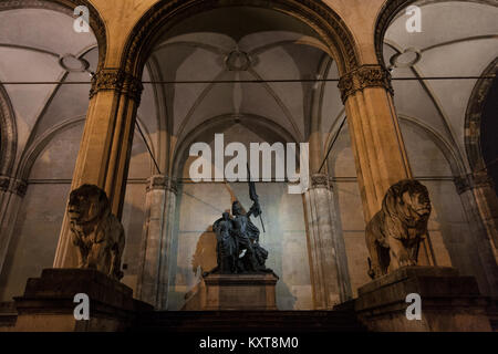 Feldherrnhalle monumento con la sua tipica lion statue di notte a Monaco di Baviera, Germania. La Feldherrnhalle è una monumentale loggia all'Odeonsplatz Pictu Foto Stock