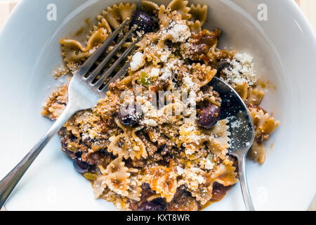 Farfalle al ragù di frumento intero (pasta a forma di farfalla con salsa di carne salata) Foto Stock