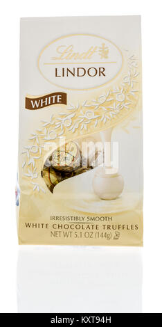 Winneconne, WI -4 Janurary 201: un sacco di Lindt Lindor white tartufi di cioccolato isolato su un background. Foto Stock