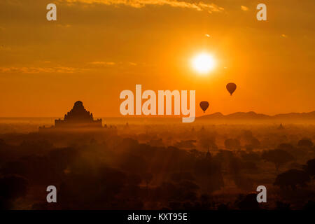 I palloni ad aria calda sorvolano belle pagode di sunrise a Bagan, Myanmar Foto Stock