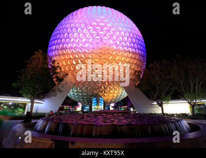 Disney's Epcot Center sfera illuminata di notte, Florida, Stati Uniti d'America Foto Stock