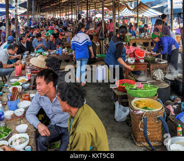 La popolazione locale a pranzo nel mercato di Sapa, Vietnam Foto Stock