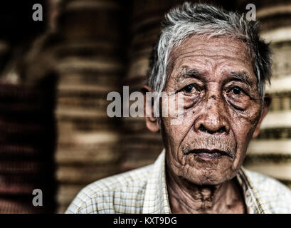 Oldman vendita cesto artigianale di Sapa, Vietnam Foto Stock