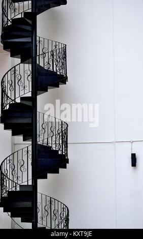 Complessi di ferro antica scalinata a spirale sulla superficie esterna di una casa in Singapore Foto Stock