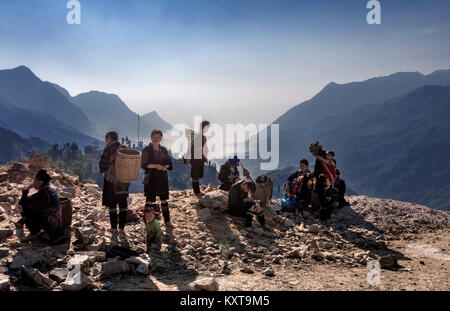 Gruppo di Hmong donna tribale in attesa per il trasporto per andare a lavorare, SAPA, Vietnam Foto Stock