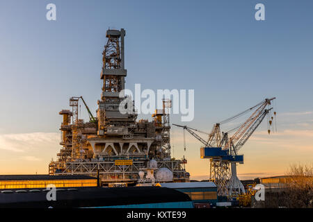 Haugesund, Norvegia - 9 Dicembre 2018: Johan Sverdrup piattaforma di trivellazione e la gru a Risoya in Haugesund. Foto Stock