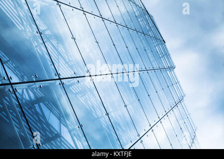 Blue curtain wall realizzato di vetro tonico e costruzioni in acciaio sotto il cielo nuvoloso Foto Stock