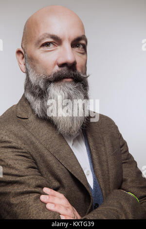 Uomo di mezza età con la barba, ritratto in studio Foto Stock