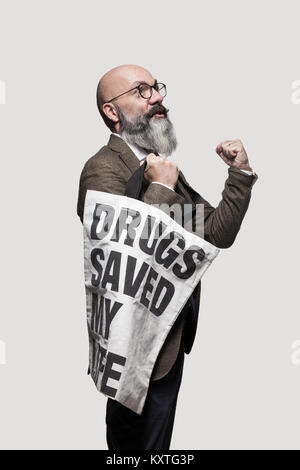 L'uomo mostra poster con uno slogan, isolata su uno sfondo grigio Foto Stock